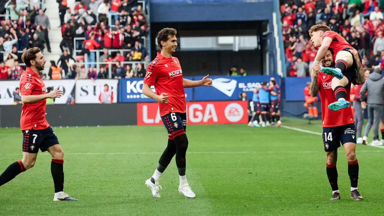 Los jugadores de Osasuna celebran el gol de V&iacute;ctor Mu&ntilde;oz (1-1) durante el partido de La Liga EA Sports entre CA Osasuna y RCD Espanyol disputado en el estadio de El Sadar en Pamplona. I&Ntilde;IGO ALZUGARAY