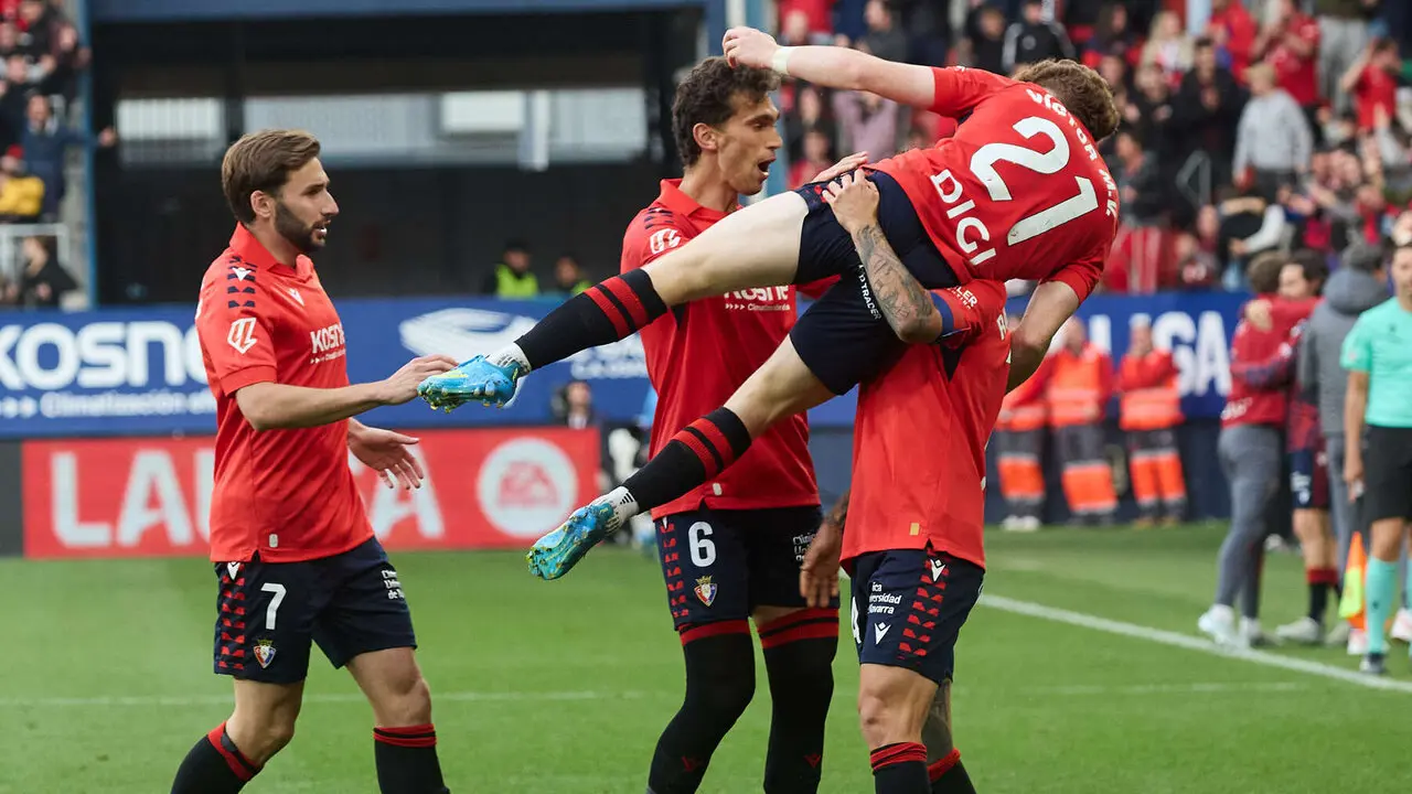 Los jugadores de Osasuna celebran el gol de V&iacute;ctor Mu&ntilde;oz (1-1) durante el partido de La Liga EA Sports entre CA Osasuna y RCD Espanyol disputado en el estadio de El Sadar en Pamplona. I&Ntilde;IGO ALZUGARAY