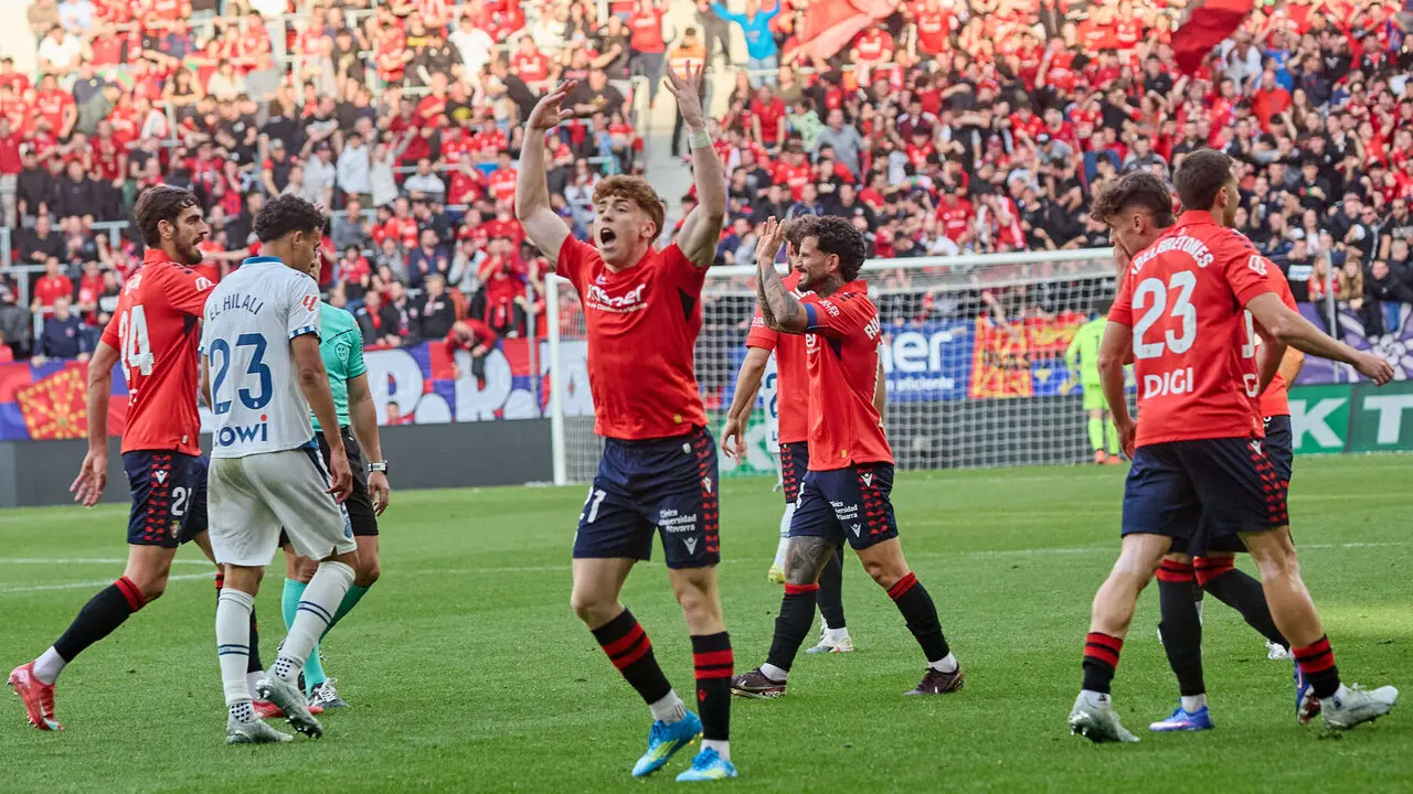 Los jugadores de Osasuna celebran el gol de V&iacute;ctor Mu&ntilde;oz (1-1) durante el partido de La Liga EA Sports entre CA Osasuna y RCD Espanyol disputado en el estadio de El Sadar en Pamplona. I&Ntilde;IGO ALZUGARAY
