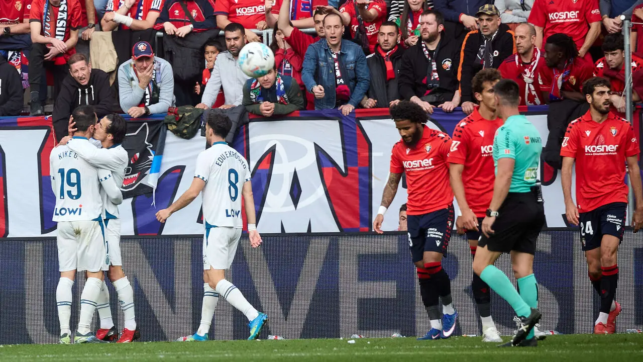 Los jugadores del RCD Espanyol celebran el gol de Kike Garc&iacute;a (1-2) durante el partido de La Liga EA Sports entre CA Osasuna y RCD Espanyol disputado en el estadio de El Sadar en Pamplona. I&Ntilde;IGO ALZUGARAY