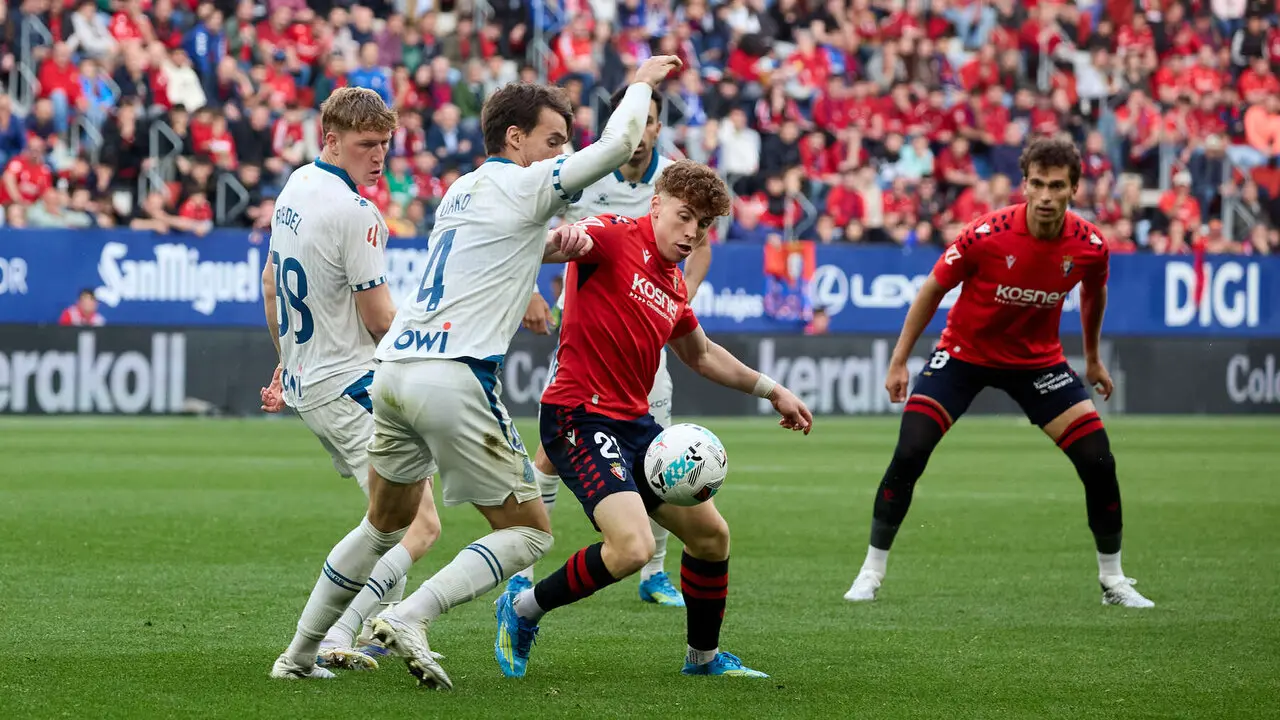 Clemens Riedel (38. RCD Espanyol), Urko Gonz&aacute;lez (4. RCD Espanyol) y V&iacute;ctor Mu&ntilde;oz (21. CA Osasuna) durante el partido de La Liga EA Sports entre CA Osasuna y RCD Espanyol disputado en el estadio de El Sadar en Pamplona. I&Ntilde;IGO ALZUGARAY