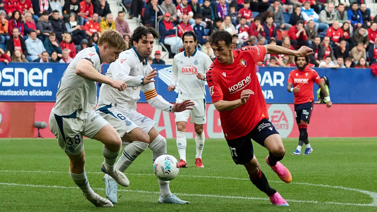 Clemens Riedel (38. RCD Espanyol), Leandro Cabrera (6. RCD Espanyol) y Ante Budimir (17. CA Osasuna) durante el partido de La Liga EA Sports entre CA Osasuna y RCD Espanyol disputado en el estadio de El Sadar en Pamplona. I&Ntilde;IGO ALZUGARAY