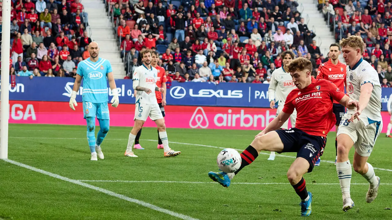 V&iacute;ctor Mu&ntilde;oz (21. CA Osasuna) y Clemens Riedel (38. RCD Espanyol) durante el partido de La Liga EA Sports entre CA Osasuna y RCD Espanyol disputado en el estadio de El Sadar en Pamplona. I&Ntilde;IGO ALZUGARAY
