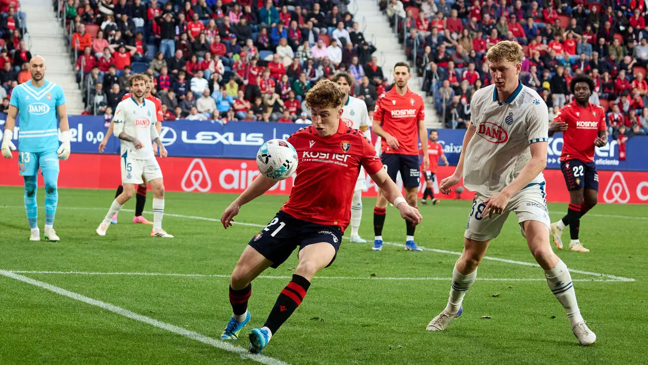 V&iacute;ctor Mu&ntilde;oz (21. CA Osasuna) y Clemens Riedel (38. RCD Espanyol) durante el partido de La Liga EA Sports entre CA Osasuna y RCD Espanyol disputado en el estadio de El Sadar en Pamplona. I&Ntilde;IGO ALZUGARAY