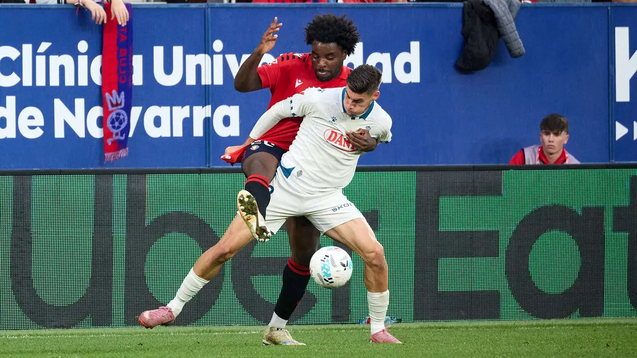 Enzo Boyomo (22. CA Osasuna) y Edu Exp&oacute;sito (8. RCD Espanyol) durante el partido de La Liga EA Sports entre CA Osasuna y RCD Espanyol disputado en el estadio de El Sadar en Pamplona. I&Ntilde;IGO ALZUGARAY