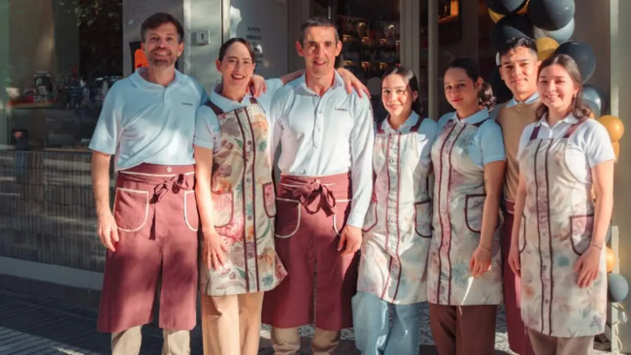 La familia navarra con los empleados de Kamiku en Madrid. Foto Instagram.