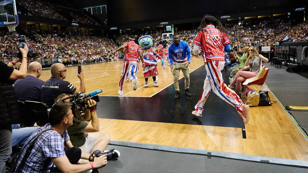 Gira del Centenario de los Harlem Globetrotters en el pabell&oacute;n Navarra Arena de Pamplona. I&Ntilde;IGO ALZUGARAY