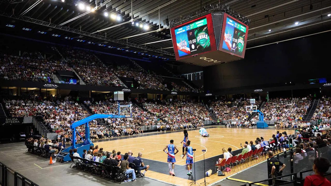 Gira del Centenario de los Harlem Globetrotters en el pabell&oacute;n Navarra Arena de Pamplona. I&Ntilde;IGO ALZUGARAY