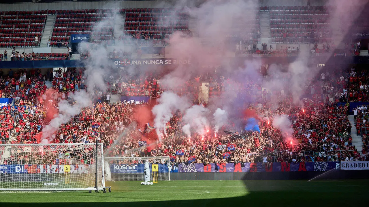 Entrenamiento de Osasuna a puerta abierta en El Sadar para recibir el apoyo de la afici&oacute;n y preparar el decisivo partido para la permanencia en La Liga EA Sport en Getafe. I&Ntilde;IGO ALZUGARAY