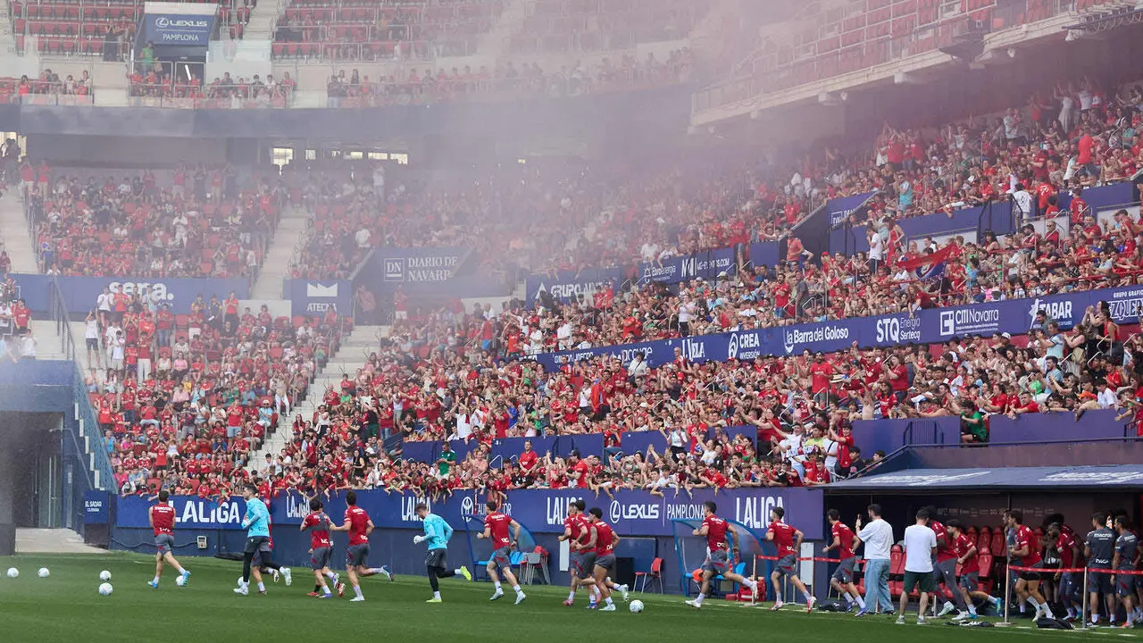 Entrenamiento de Osasuna a puerta abierta en El Sadar para recibir el apoyo de la afici&oacute;n y preparar el decisivo partido para la permanencia en La Liga EA Sport en Getafe. I&Ntilde;IGO ALZUGARAY