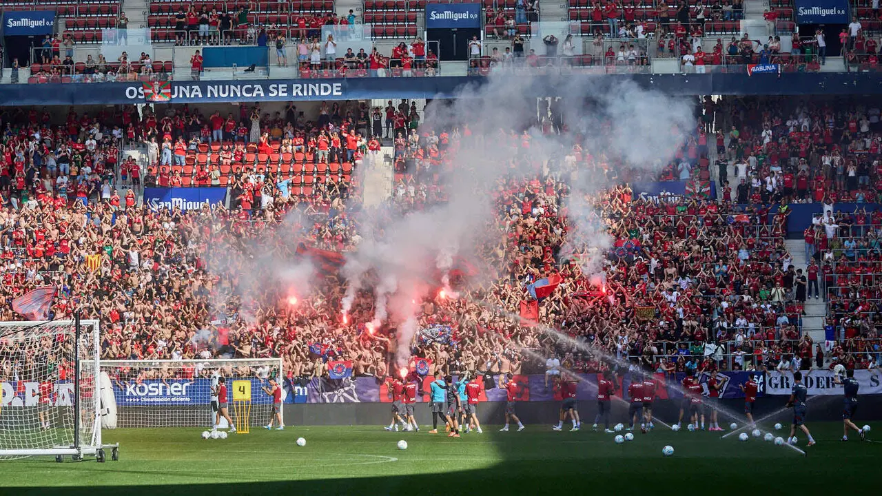 Entrenamiento de Osasuna a puerta abierta en El Sadar para recibir el apoyo de la afici&oacute;n y preparar el decisivo partido para la permanencia en La Liga EA Sport en Getafe. I&Ntilde;IGO ALZUGARAY