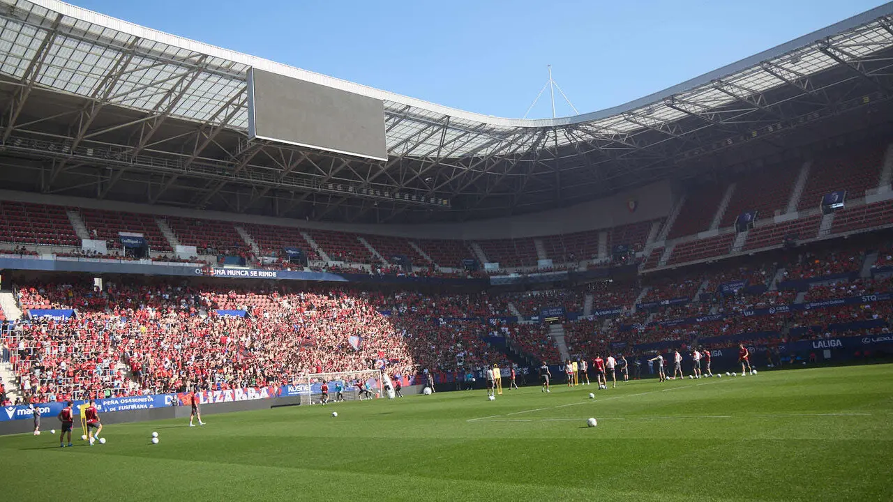 Entrenamiento de Osasuna a puerta abierta en El Sadar para recibir el apoyo de la afici&oacute;n y preparar el decisivo partido para la permanencia en La Liga EA Sport en Getafe. I&Ntilde;IGO ALZUGARAY