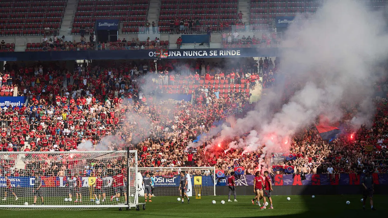 Entrenamiento de Osasuna a puerta abierta en El Sadar para recibir el apoyo de la afici&oacute;n y preparar el decisivo partido para la permanencia en La Liga EA Sport en Getafe. I&Ntilde;IGO ALZUGARAY