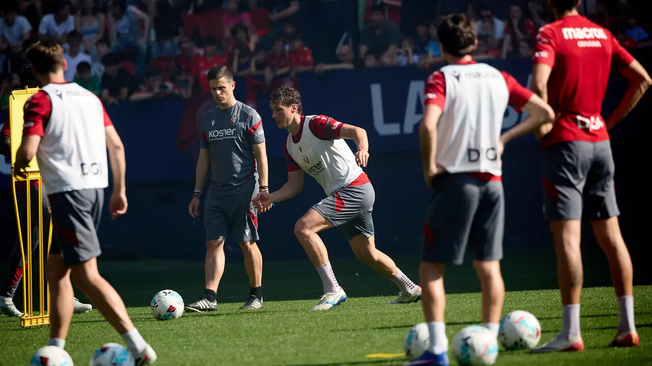 Entrenamiento de Osasuna a puerta abierta en El Sadar para recibir el apoyo de la afici&oacute;n y preparar el decisivo partido para la permanencia en La Liga EA Sport en Getafe. I&Ntilde;IGO ALZUGARAY