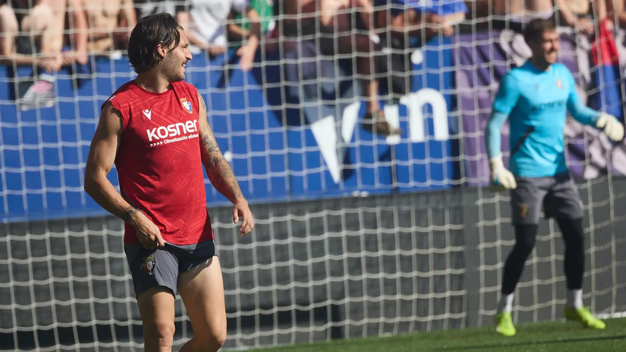 Entrenamiento de Osasuna a puerta abierta en El Sadar para recibir el apoyo de la afici&oacute;n y preparar el decisivo partido para la permanencia en La Liga EA Sport en Getafe. I&Ntilde;IGO ALZUGARAY
