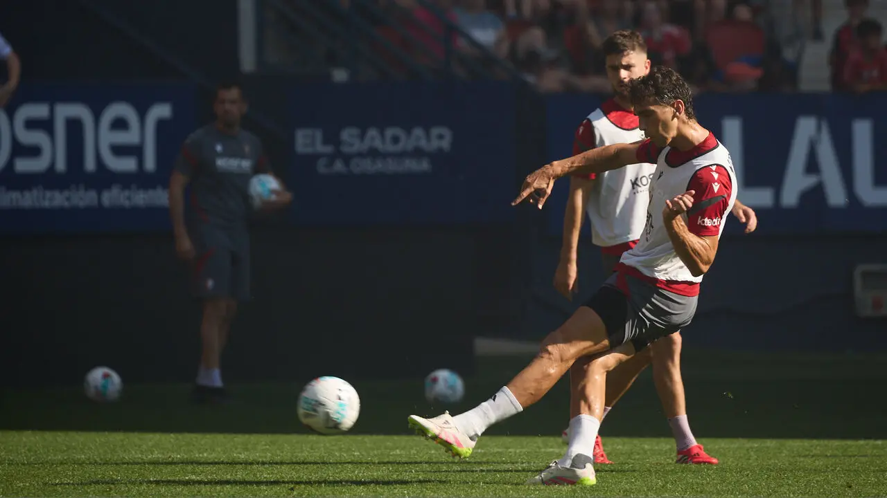 Entrenamiento de Osasuna a puerta abierta en El Sadar para recibir el apoyo de la afici&oacute;n y preparar el decisivo partido para la permanencia en La Liga EA Sport en Getafe. I&Ntilde;IGO ALZUGARAY