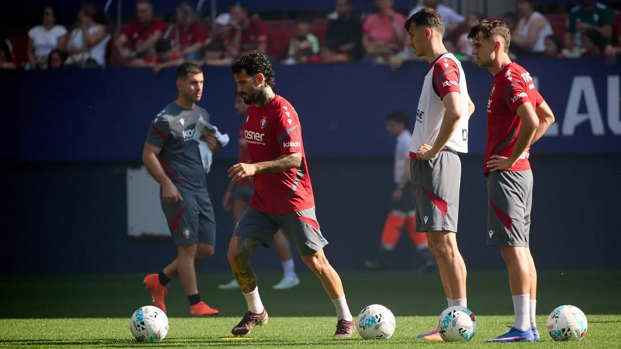 Entrenamiento de Osasuna a puerta abierta en El Sadar para recibir el apoyo de la afici&oacute;n y preparar el decisivo partido para la permanencia en La Liga EA Sport en Getafe. I&Ntilde;IGO ALZUGARAY