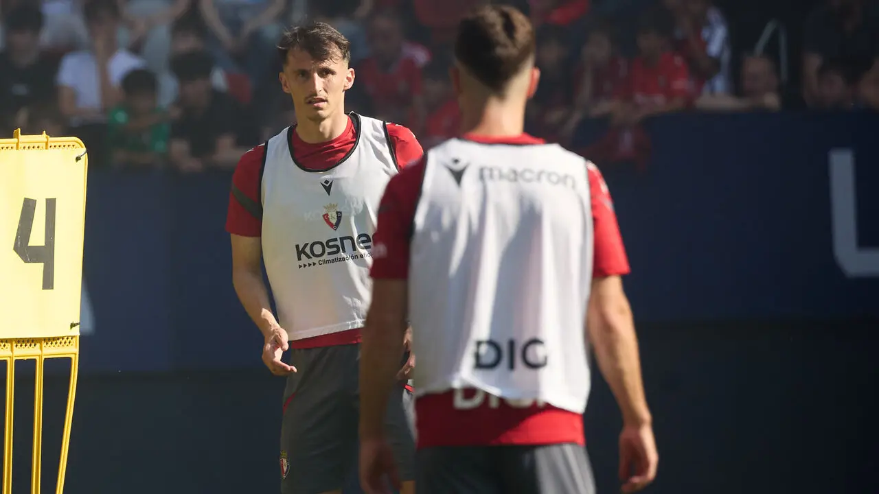 Entrenamiento de Osasuna a puerta abierta en El Sadar para recibir el apoyo de la afici&oacute;n y preparar el decisivo partido para la permanencia en La Liga EA Sport en Getafe. I&Ntilde;IGO ALZUGARAY