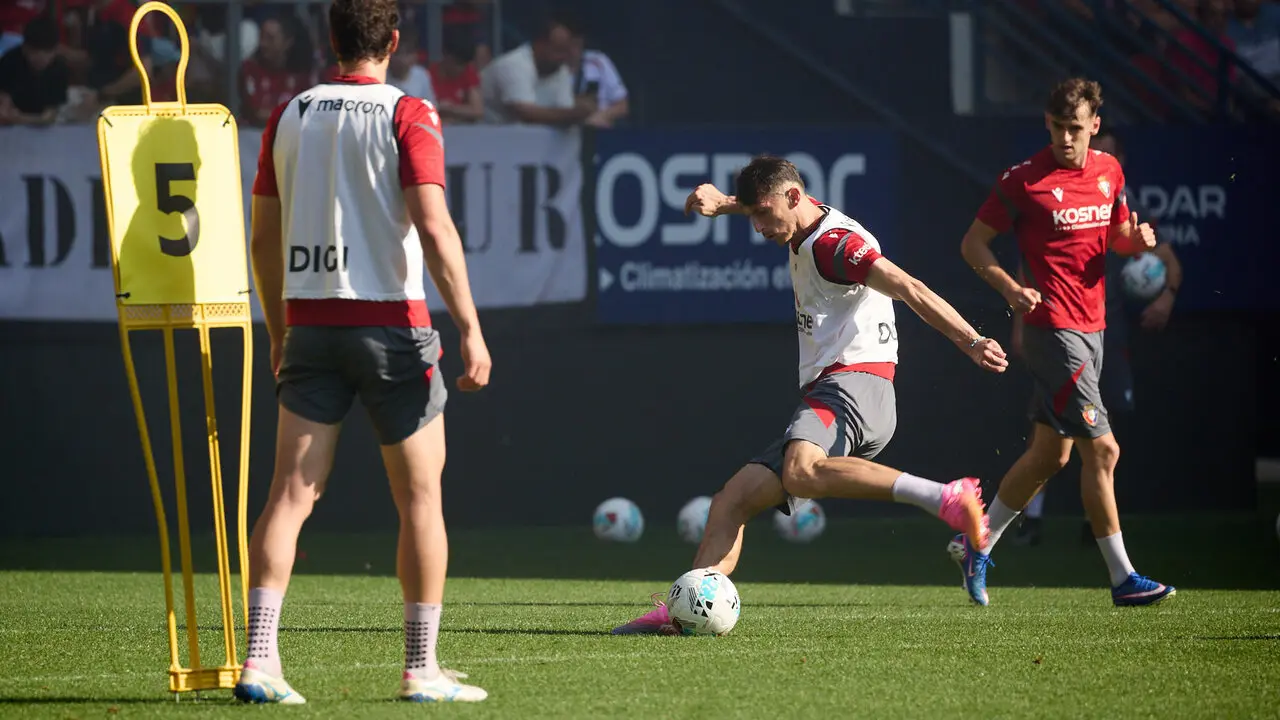 Entrenamiento de Osasuna a puerta abierta en El Sadar para recibir el apoyo de la afici&oacute;n y preparar el decisivo partido para la permanencia en La Liga EA Sport en Getafe. I&Ntilde;IGO ALZUGARAY