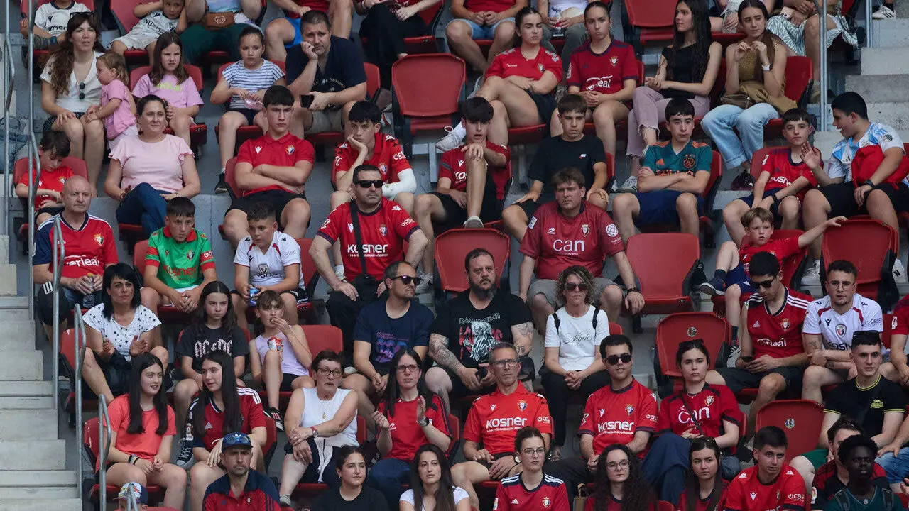Entrenamiento de Osasuna a puerta abierta en El Sadar para recibir el apoyo de la afici&oacute;n y preparar el decisivo partido para la permanencia en La Liga EA Sport en Getafe. I&Ntilde;IGO ALZUGARAY