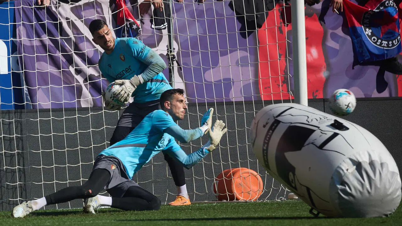 Entrenamiento de Osasuna a puerta abierta en El Sadar para recibir el apoyo de la afici&oacute;n y preparar el decisivo partido para la permanencia en La Liga EA Sport en Getafe. I&Ntilde;IGO ALZUGARAY