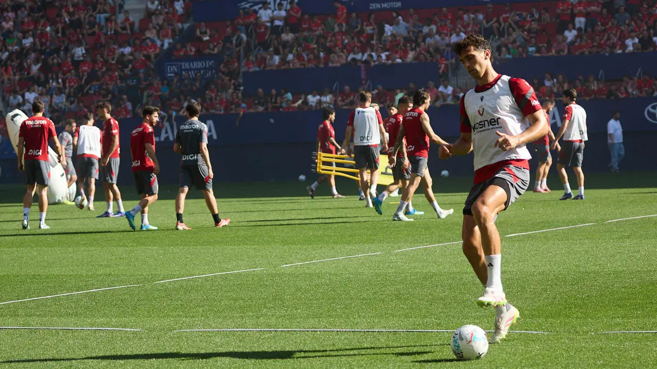 Entrenamiento de Osasuna a puerta abierta en El Sadar para recibir el apoyo de la afici&oacute;n y preparar el decisivo partido para la permanencia en La Liga EA Sport en Getafe. I&Ntilde;IGO ALZUGARAY
