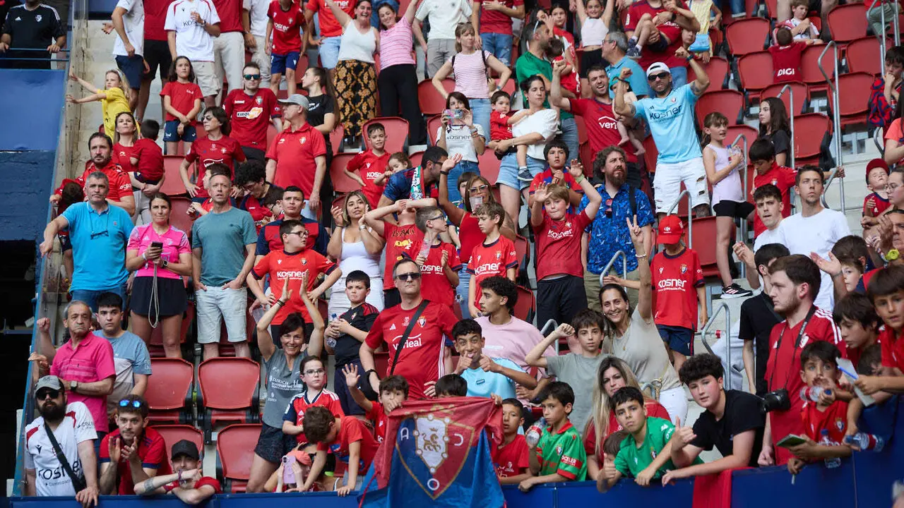 Entrenamiento de Osasuna a puerta abierta en El Sadar para recibir el apoyo de la afici&oacute;n y preparar el decisivo partido para la permanencia en La Liga EA Sport en Getafe. I&Ntilde;IGO ALZUGARAY