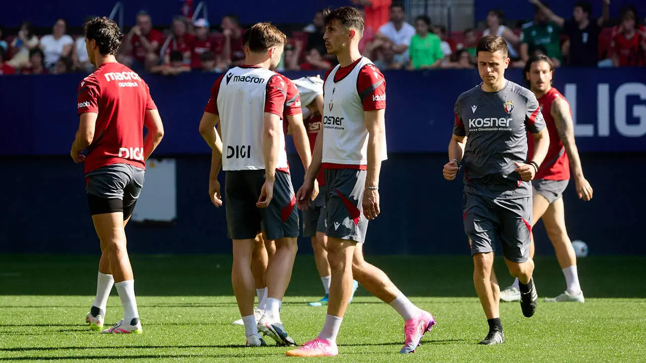 Entrenamiento de Osasuna a puerta abierta en El Sadar para recibir el apoyo de la afici&oacute;n y preparar el decisivo partido para la permanencia en La Liga EA Sport en Getafe. I&Ntilde;IGO ALZUGARAY