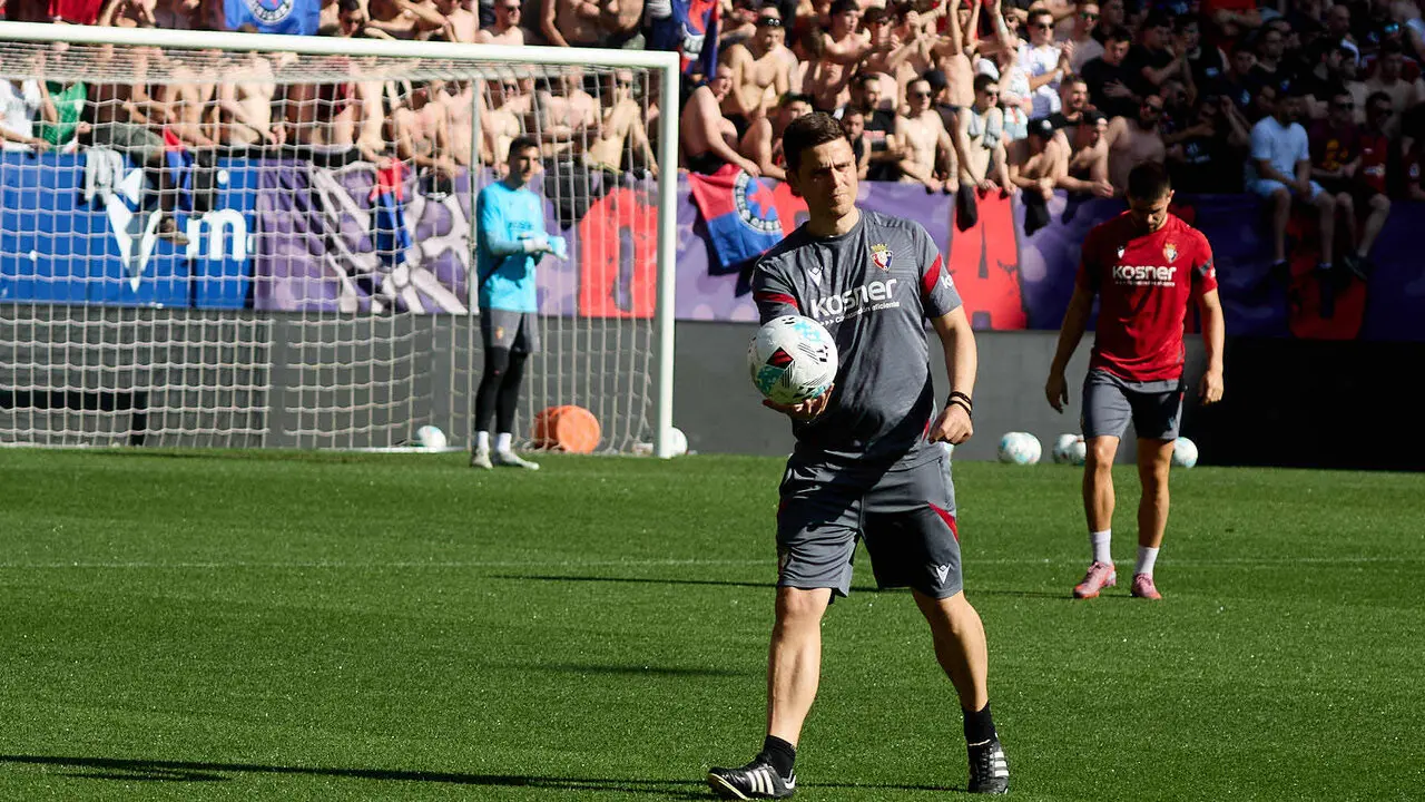 Entrenamiento de Osasuna a puerta abierta en El Sadar para recibir el apoyo de la afici&oacute;n y preparar el decisivo partido para la permanencia en La Liga EA Sport en Getafe. I&Ntilde;IGO ALZUGARAY