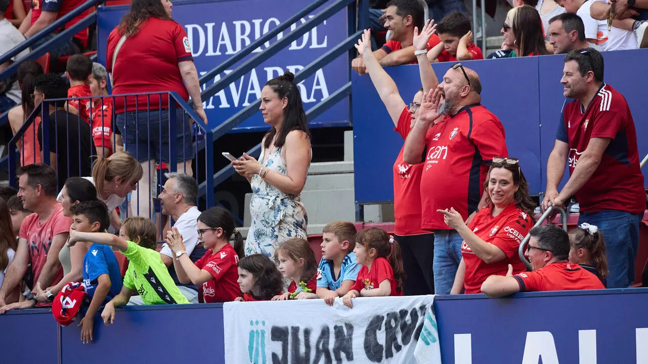 Entrenamiento de Osasuna a puerta abierta en El Sadar para recibir el apoyo de la afici&oacute;n y preparar el decisivo partido para la permanencia en La Liga EA Sport en Getafe. I&Ntilde;IGO ALZUGARAY