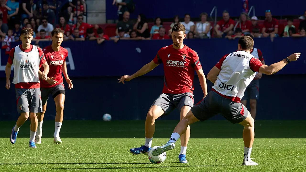 Entrenamiento de Osasuna a puerta abierta en El Sadar para recibir el apoyo de la afici&oacute;n y preparar el decisivo partido para la permanencia en La Liga EA Sport en Getafe. I&Ntilde;IGO ALZUGARAY