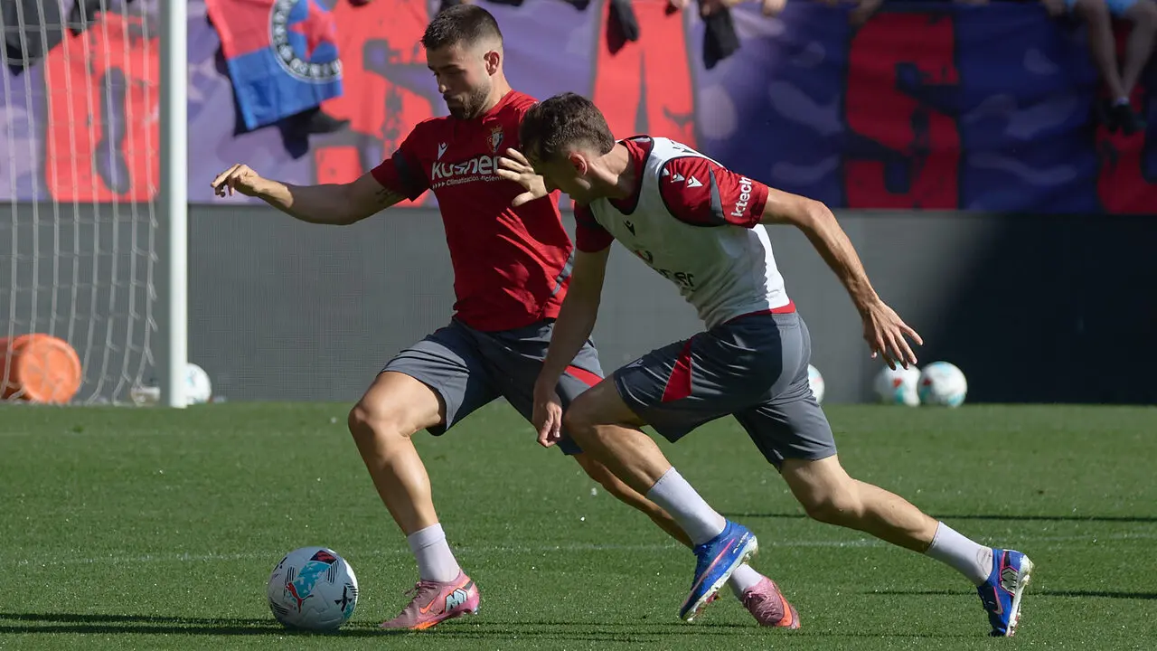 Entrenamiento de Osasuna a puerta abierta en El Sadar para recibir el apoyo de la afici&oacute;n y preparar el decisivo partido para la permanencia en La Liga EA Sport en Getafe. I&Ntilde;IGO ALZUGARAY