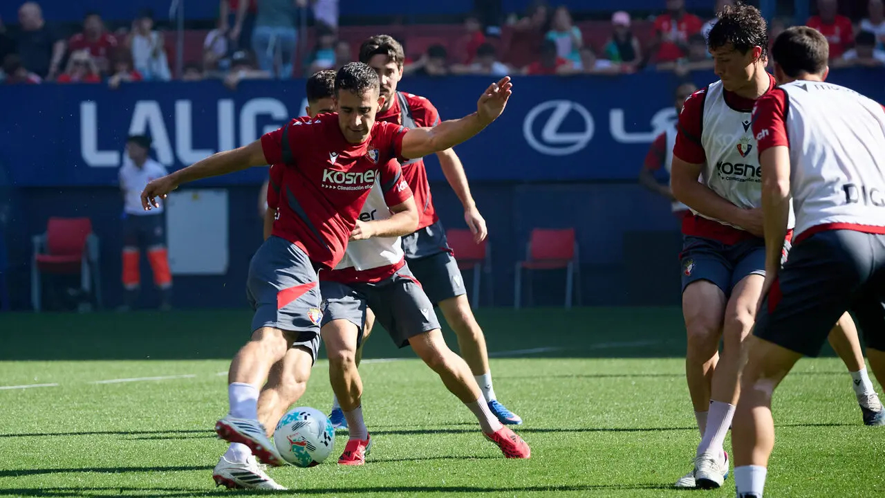 Entrenamiento de Osasuna a puerta abierta en El Sadar para recibir el apoyo de la afici&oacute;n y preparar el decisivo partido para la permanencia en La Liga EA Sport en Getafe. I&Ntilde;IGO ALZUGARAY