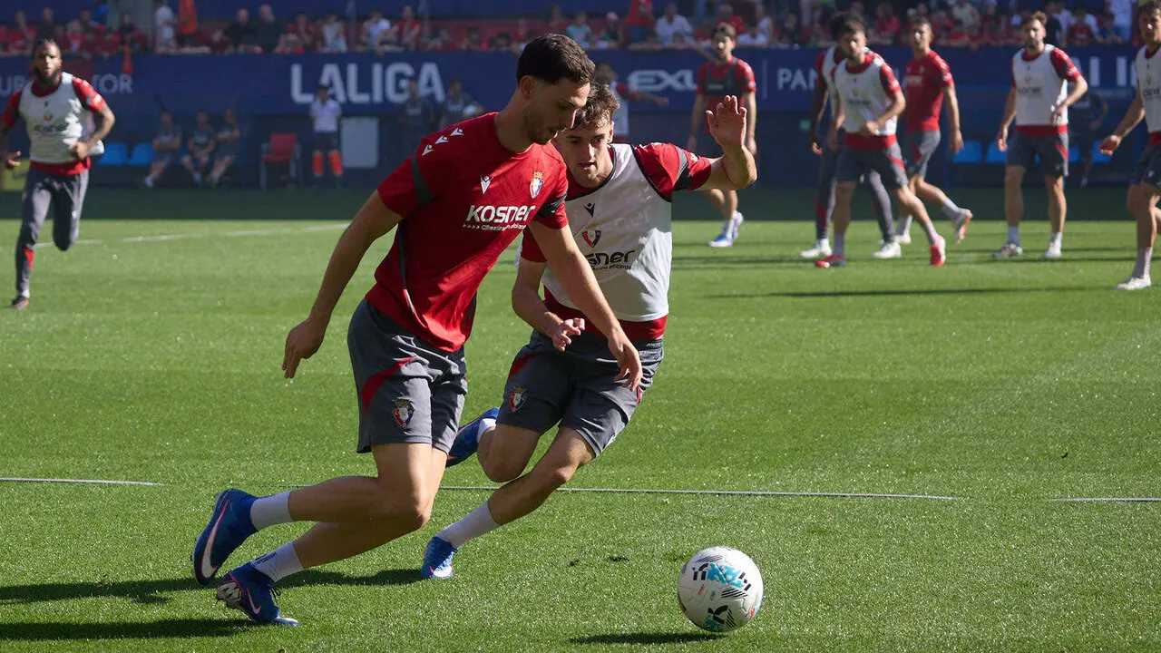 Entrenamiento de Osasuna a puerta abierta en El Sadar para recibir el apoyo de la afici&oacute;n y preparar el decisivo partido para la permanencia en La Liga EA Sport en Getafe. I&Ntilde;IGO ALZUGARAY