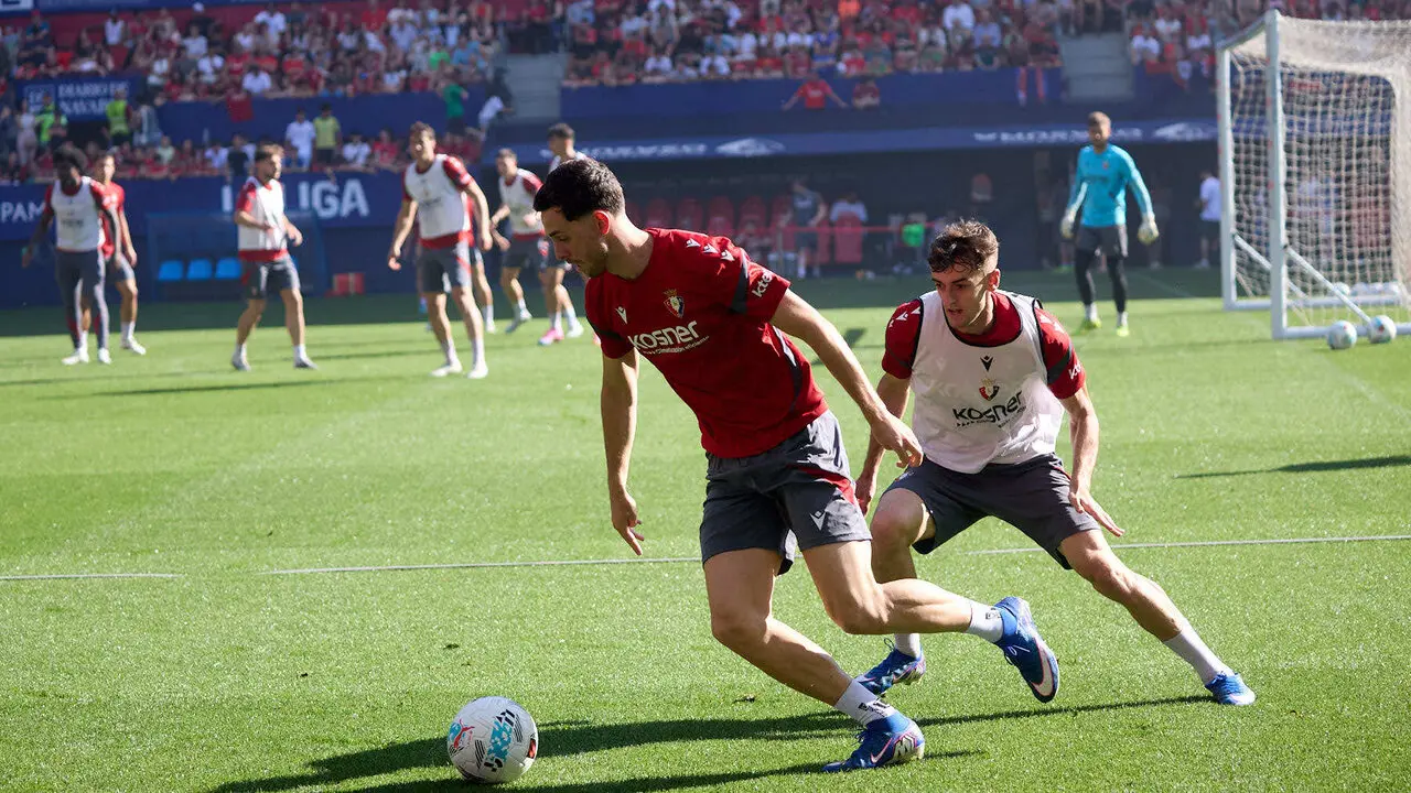 Entrenamiento de Osasuna a puerta abierta en El Sadar para recibir el apoyo de la afici&oacute;n y preparar el decisivo partido para la permanencia en La Liga EA Sport en Getafe. I&Ntilde;IGO ALZUGARAY
