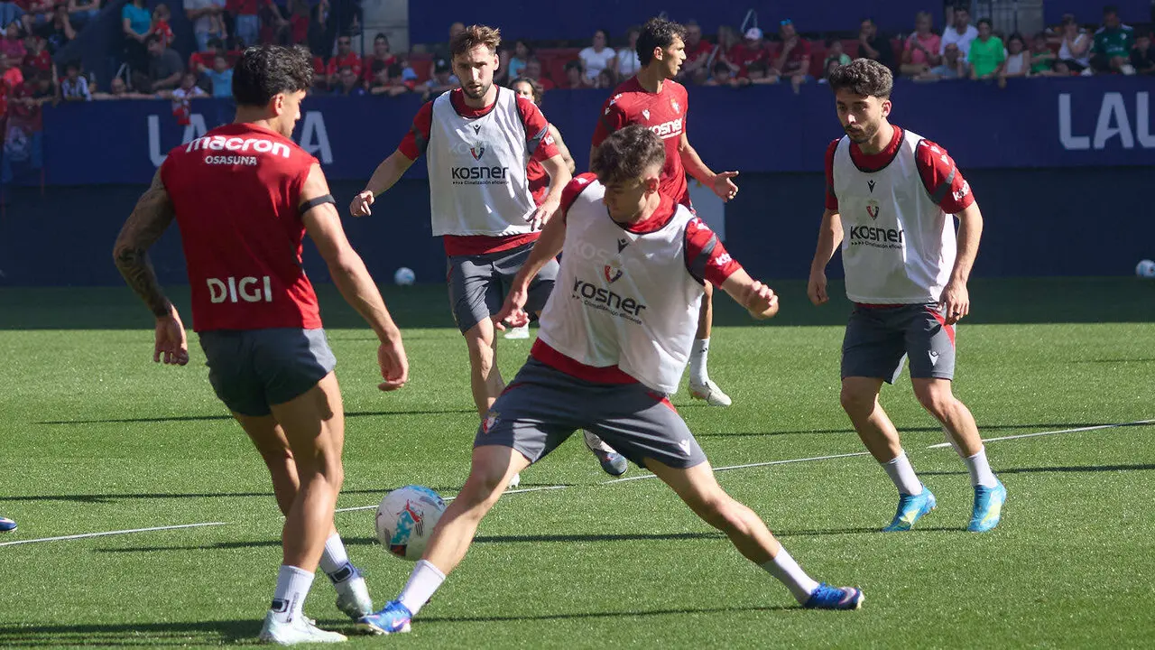 Entrenamiento de Osasuna a puerta abierta en El Sadar para recibir el apoyo de la afici&oacute;n y preparar el decisivo partido para la permanencia en La Liga EA Sport en Getafe. I&Ntilde;IGO ALZUGARAY