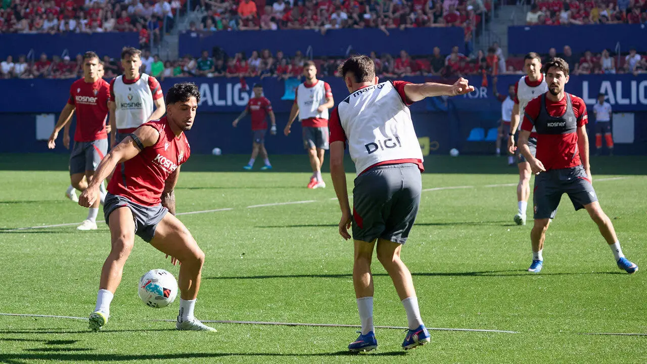 Entrenamiento de Osasuna a puerta abierta en El Sadar para recibir el apoyo de la afici&oacute;n y preparar el decisivo partido para la permanencia en La Liga EA Sport en Getafe. I&Ntilde;IGO ALZUGARAY