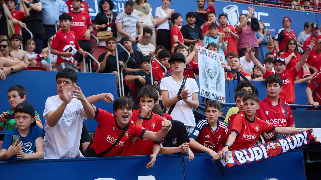 Entrenamiento de Osasuna a puerta abierta en El Sadar para recibir el apoyo de la afici&oacute;n y preparar el decisivo partido para la permanencia en La Liga EA Sport en Getafe. I&Ntilde;IGO ALZUGARAY