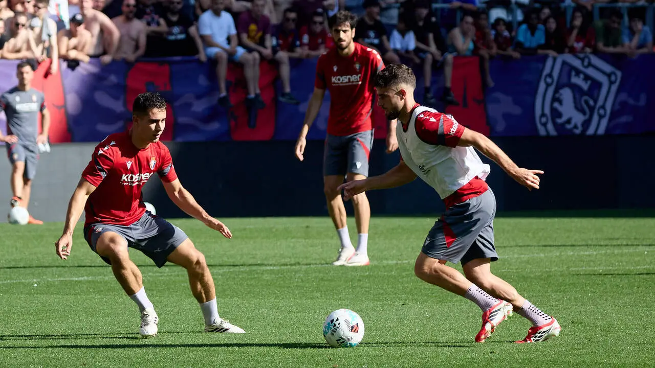 Entrenamiento de Osasuna a puerta abierta en El Sadar para recibir el apoyo de la afici&oacute;n y preparar el decisivo partido para la permanencia en La Liga EA Sport en Getafe. I&Ntilde;IGO ALZUGARAY