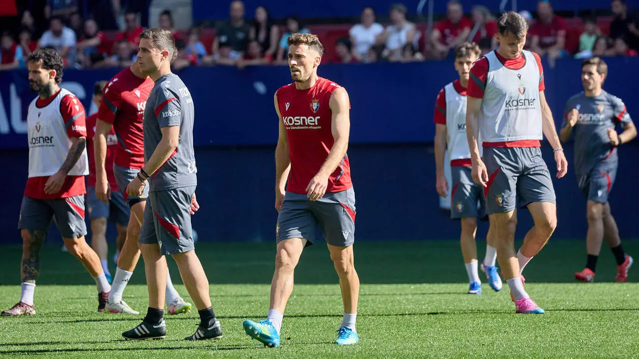 Entrenamiento de Osasuna a puerta abierta en El Sadar para recibir el apoyo de la afici&oacute;n y preparar el decisivo partido para la permanencia en La Liga EA Sport en Getafe. I&Ntilde;IGO ALZUGARAY