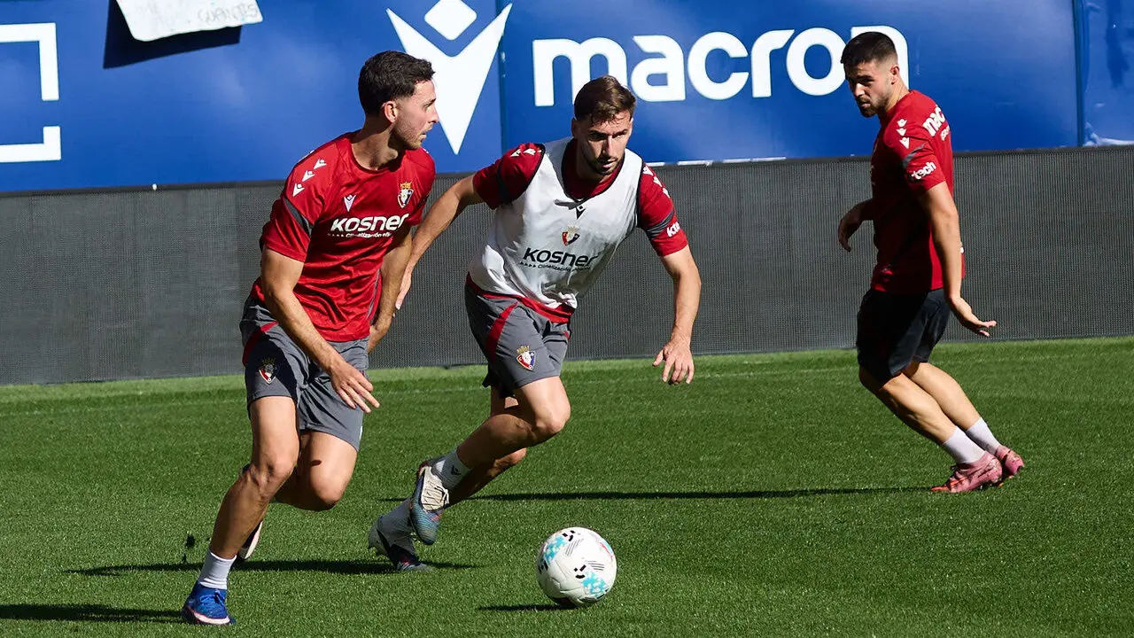 Entrenamiento de Osasuna a puerta abierta en El Sadar para recibir el apoyo de la afici&oacute;n y preparar el decisivo partido para la permanencia en La Liga EA Sport en Getafe. I&Ntilde;IGO ALZUGARAY