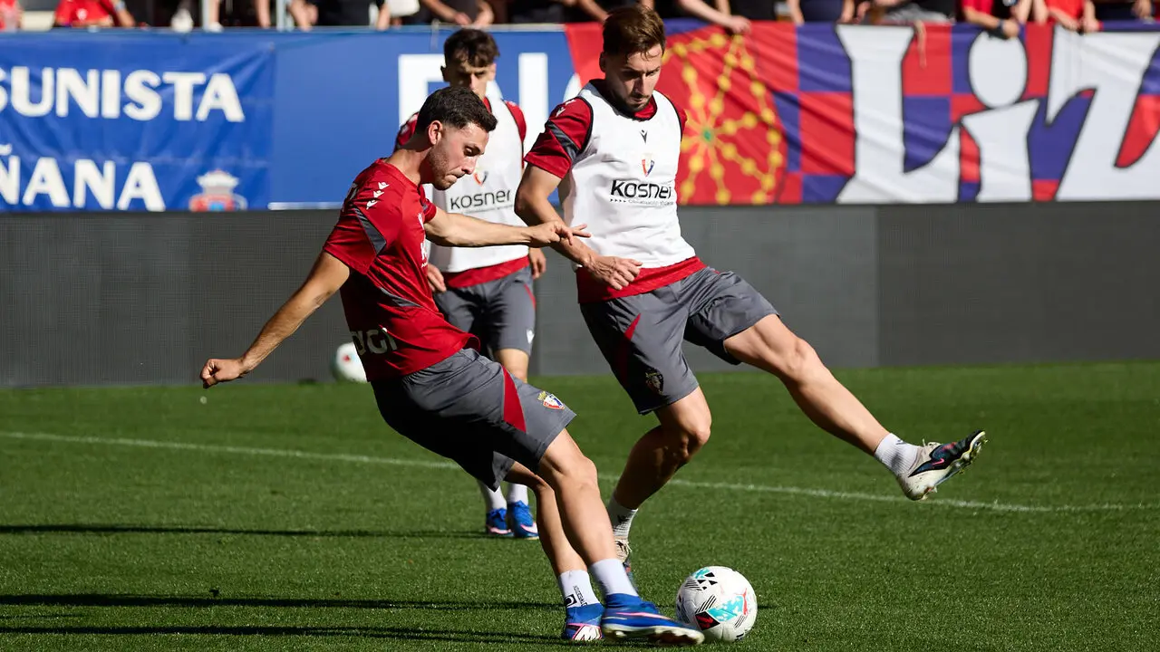 Entrenamiento de Osasuna a puerta abierta en El Sadar para recibir el apoyo de la afici&oacute;n y preparar el decisivo partido para la permanencia en La Liga EA Sport en Getafe. I&Ntilde;IGO ALZUGARAY