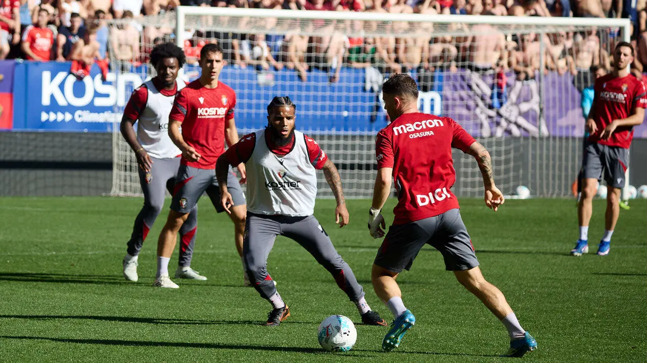 Entrenamiento de Osasuna a puerta abierta en El Sadar para recibir el apoyo de la afici&oacute;n y preparar el decisivo partido para la permanencia en La Liga EA Sport en Getafe. I&Ntilde;IGO ALZUGARAY