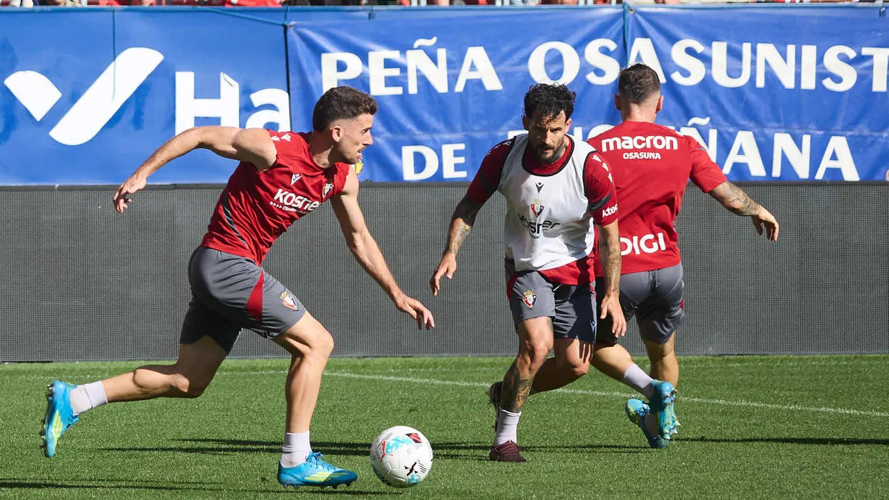Entrenamiento de Osasuna a puerta abierta en El Sadar para recibir el apoyo de la afici&oacute;n y preparar el decisivo partido para la permanencia en La Liga EA Sport en Getafe. I&Ntilde;IGO ALZUGARAY