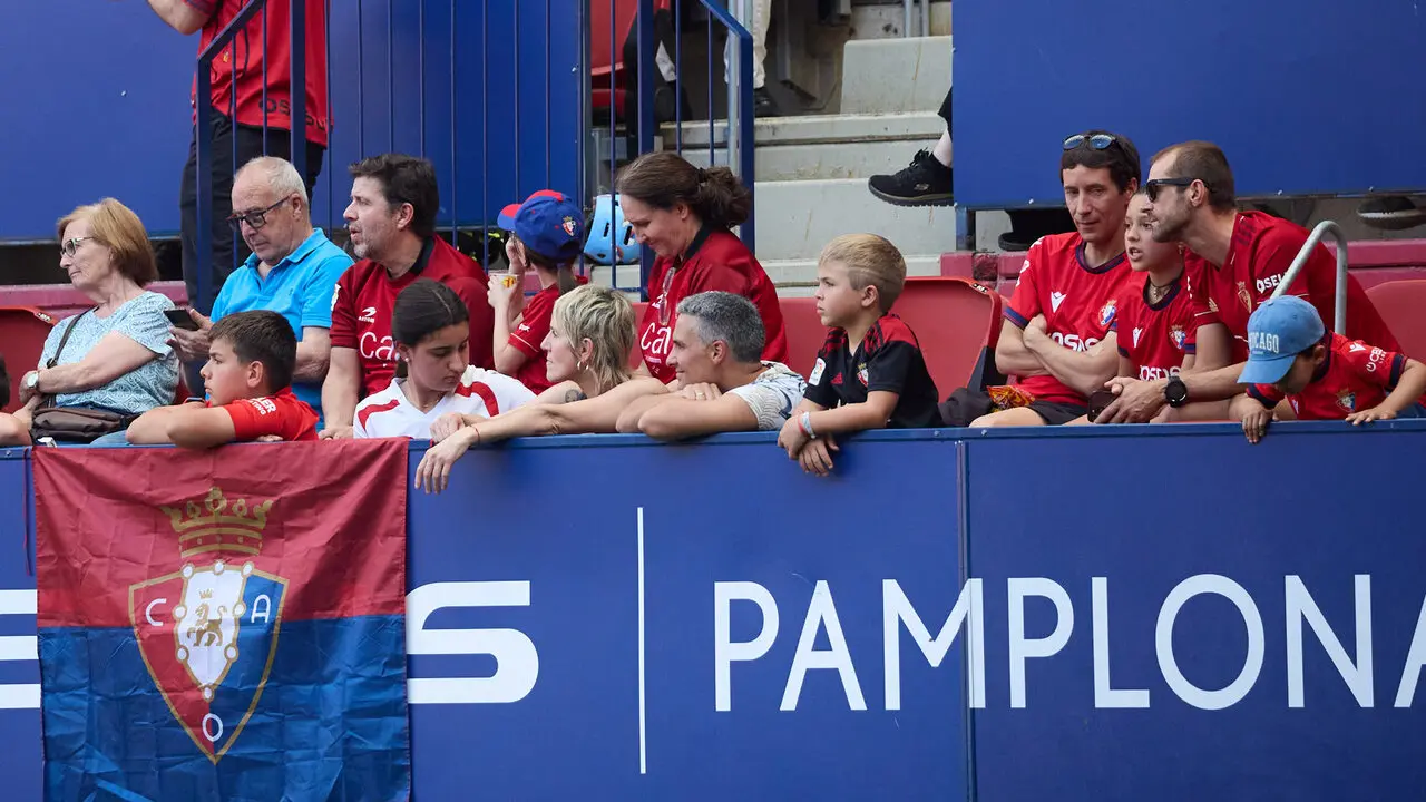 Entrenamiento de Osasuna a puerta abierta en El Sadar para recibir el apoyo de la afici&oacute;n y preparar el decisivo partido para la permanencia en La Liga EA Sport en Getafe. I&Ntilde;IGO ALZUGARAY