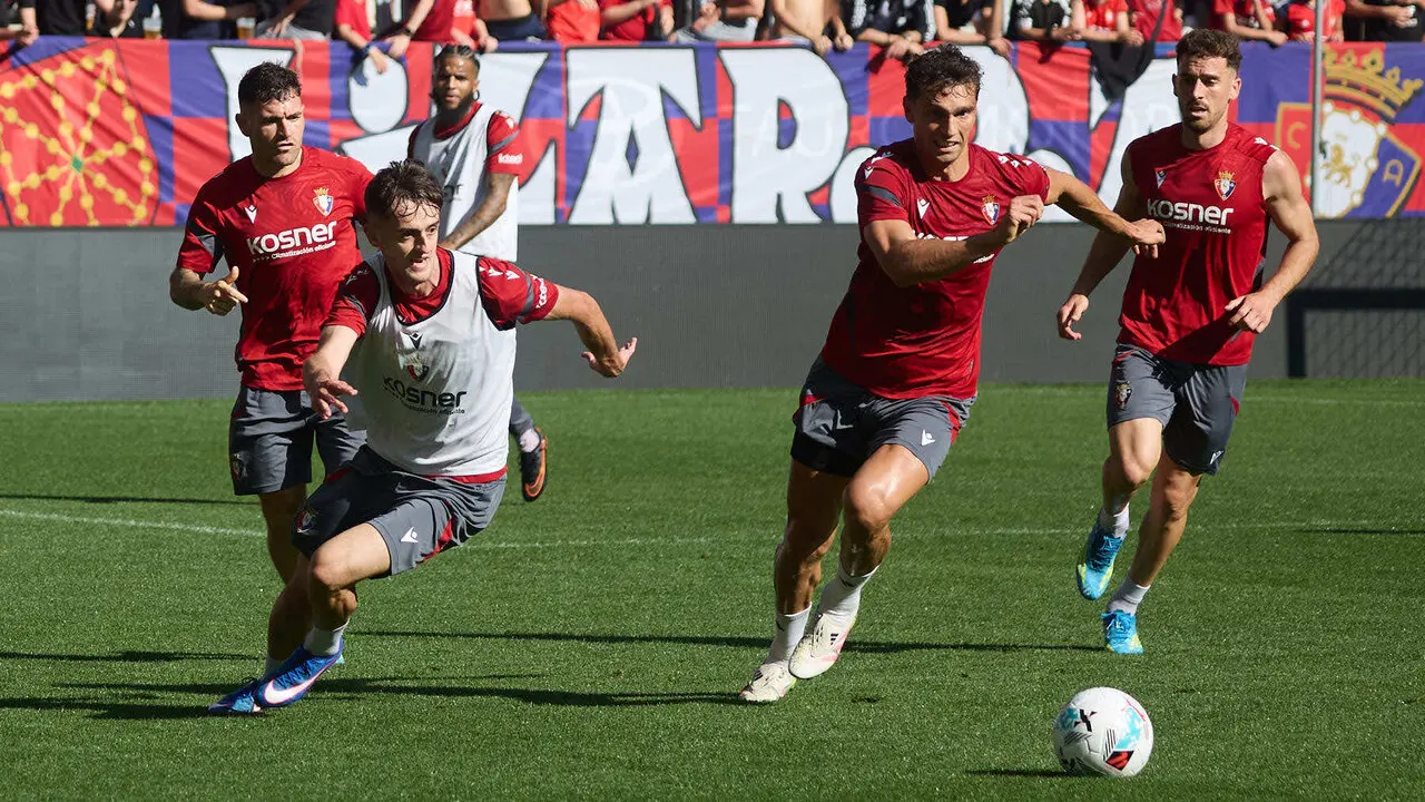 Entrenamiento de Osasuna a puerta abierta en El Sadar para recibir el apoyo de la afici&oacute;n y preparar el decisivo partido para la permanencia en La Liga EA Sport en Getafe. I&Ntilde;IGO ALZUGARAY