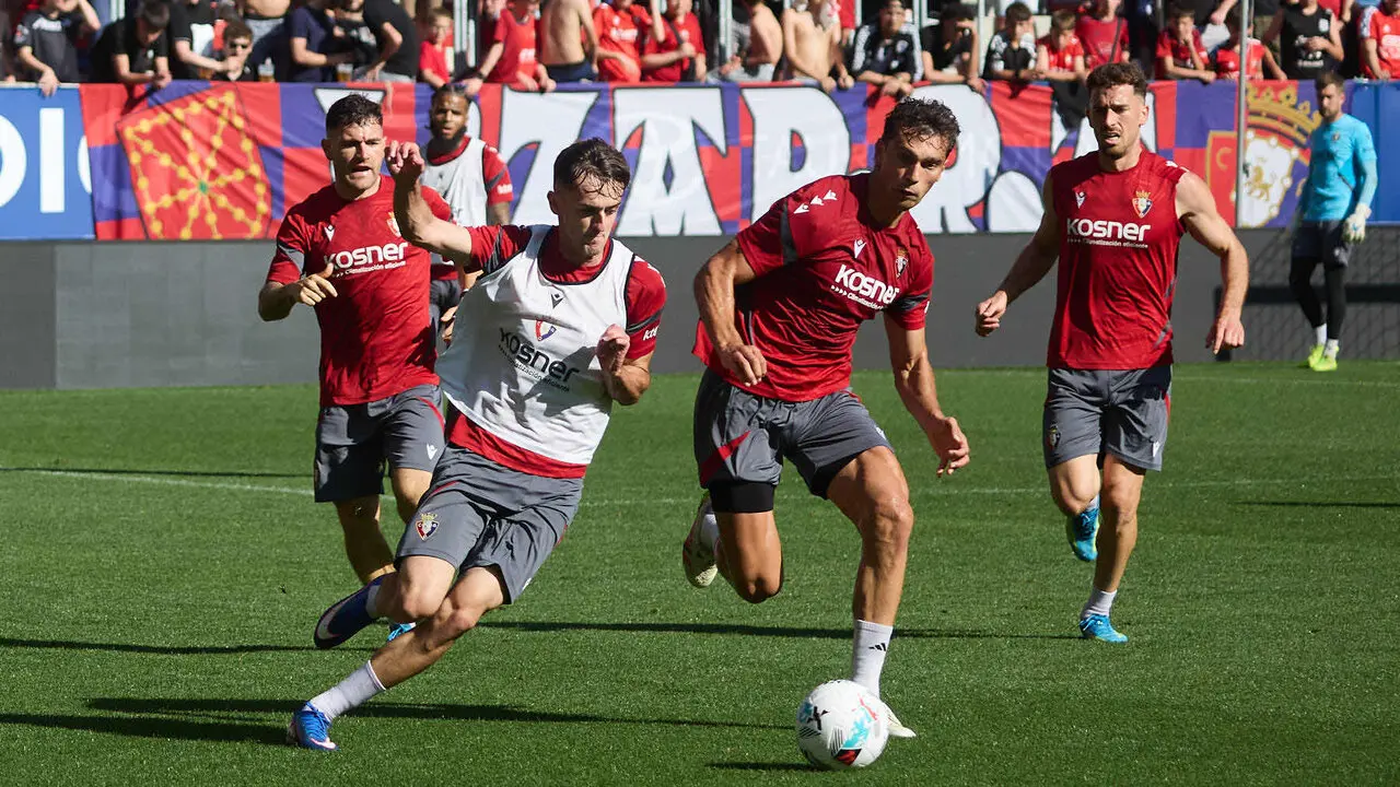 Entrenamiento de Osasuna a puerta abierta en El Sadar para recibir el apoyo de la afici&oacute;n y preparar el decisivo partido para la permanencia en La Liga EA Sport en Getafe. I&Ntilde;IGO ALZUGARAY