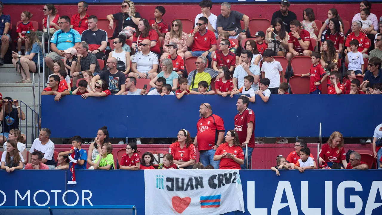 Entrenamiento de Osasuna a puerta abierta en El Sadar para recibir el apoyo de la afici&oacute;n y preparar el decisivo partido para la permanencia en La Liga EA Sport en Getafe. I&Ntilde;IGO ALZUGARAY
