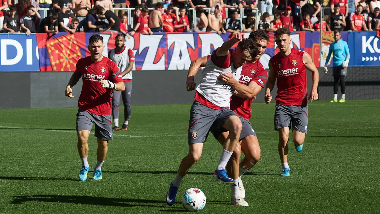 Entrenamiento de Osasuna a puerta abierta en El Sadar para recibir el apoyo de la afici&oacute;n y preparar el decisivo partido para la permanencia en La Liga EA Sport en Getafe. I&Ntilde;IGO ALZUGARAY