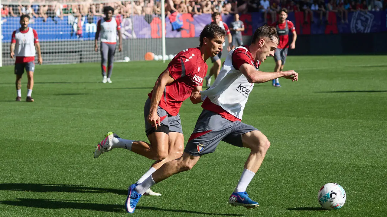 Entrenamiento de Osasuna a puerta abierta en El Sadar para recibir el apoyo de la afici&oacute;n y preparar el decisivo partido para la permanencia en La Liga EA Sport en Getafe. I&Ntilde;IGO ALZUGARAY